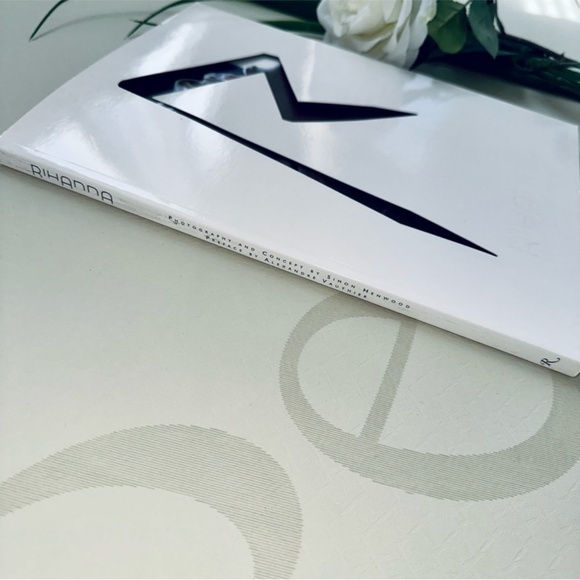 RIHANNA Tour Photo Book - Picture 3 of 6